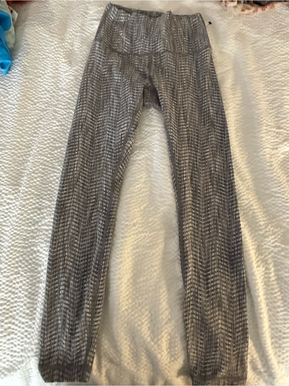 Lululemon Wunder Under Arrow Jacquard Leggings in a gray and white pattern sz4